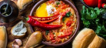 طرز تهیه خورش گوجه فرنگی پامادور گیلانی؛ غذای محلی شمالی با عطر سیر و تخم مرغ
