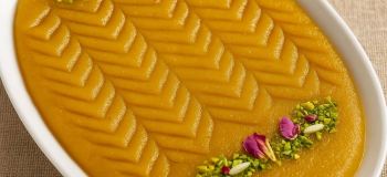 طرز تهیه حلوای شیر خشک خوشمزه و مخصوص؛ حلوای خوشرنگ، لطیف و مجلسی با عطر هل