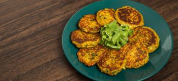 طرز تهیه کوکو جو پرک رژیمی و خوشمزه؛ یک غذای سنتی، سالم و مجلسی با تردی فوق العاده