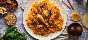 طرز تهیه مجبوس مرغ عربی؛ راز خوشمزگی برنج زعفرانی با مرغ ادویه دار به روش رستورانی