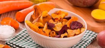 چیپس پوست سیب زمینی و هویج؛ دورریزهای آشپزخانه را به یک میان وعده ترد تبدیل کنید!