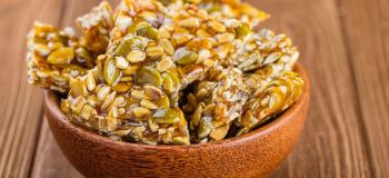 اسنک تنقلات برشته؛ ترکیب ترد تخمه و آجیل کاراملی برای شب های دورهمی!
