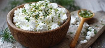 شیر ترش شده را دور نریزید؛ با آن پنیر خانگی و پنکیک خوشمزه درست کنید!