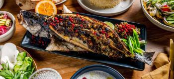 خوراک ماهی با سس انار؛ غذای مجلسی جنوبی با طعمی ترش وشیرین و عطر دل انگیز ادویه ها