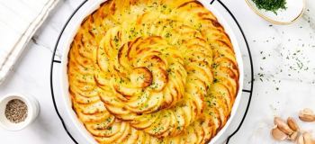سیب زمینی گل گلی در فر؛ ترفند ساده ای برای یک دورچین ترد و خوش رنگ با ادویه مخصوص!