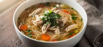 طرز تهیه سوپ ورمیشل ساده با مرغ؛ راز سوپ خوش رنگ و لعاب رستورانی در خانه!