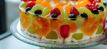 کیک ژله ای میوه ای؛ دسری شفاف و رنگارنگ که همه را شگفت زده می کند!