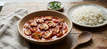 طرز تهیه خورشت قارچ و گوجه سریع و خوشمزه؛ یک خورش ساده و جاافتاده در ۳۰ دقیقه!