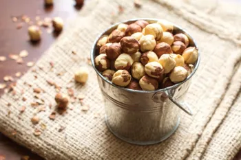 چگونه تلخی فندق را از بین ببریم ؟