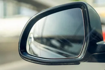 کاربرد خط مشکی روی آینه بغل خودرو: از ایمنی تا زیبایی