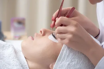 آیا اکستنشن مژه برای بینایی و سلامت چشم خطر دارد؟