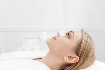چرا خوابیدن به پهلو بعد از عمل بینی ممنوع است؟