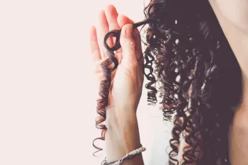 راهکارهای ساده برای جلوگیری از فر شدن موها بعد از حمام