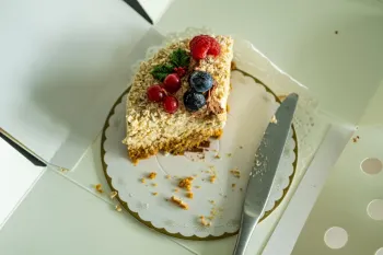 با کیک بیات شده چی درست کنم ؟! ۸ ایده خلاقانه برای دسرهای جدید