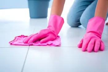 ۳ روش موثر و بی خطر برای پاک کردن شمع از روی سرامیک