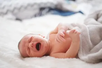 چرا نوزاد در خواب گریه می کند؟ ۹ دلیل رایج و راهکارهای آرام کردن او