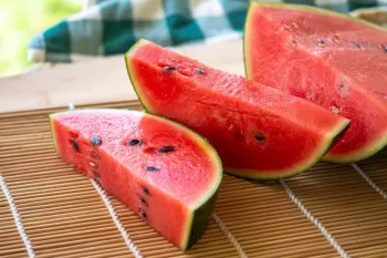 دلایل علمی پرهیز از خوردن هندوانه در شب و زمان مناسب مصرف