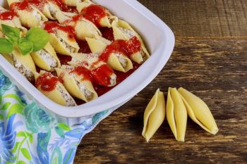 طرز تهیه جامبو شلز (پاستا صدفی شکم پر)؛ یک شام مجلسی و خوشمزه