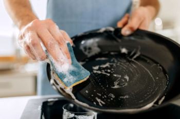 رفع چربی سوخته از تفلون؛ روش های ایمن و کاربردی