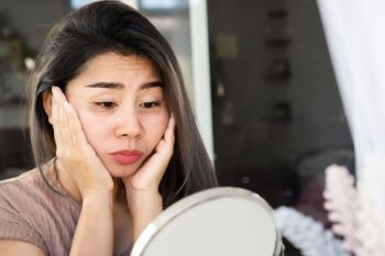 وازلین برای چروک زیر چشم: افسانه درمانی یا واقعیت مرطوب کننده؟