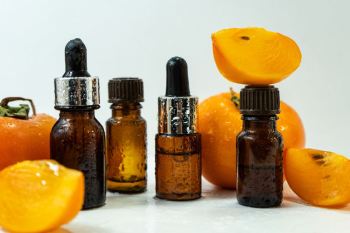 روغن خرمالو برای مو؛ گنجینه طبیعی تقویت، درخشندگی و رشد
