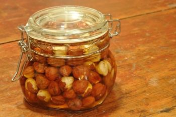 طرز تهیه ترشی فندق شمالی؛ راز خوش عطری برای سفره پاییزی