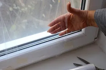 جلوگیری از ورود هوای سرد به خانه با سلفون / دیگه هیچ بادی داخل نمیاد