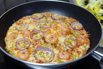 طرز تهیه پیتزای فوری و خوشمزه بدون فر و دردسر! فقط در ۵ دقیقه