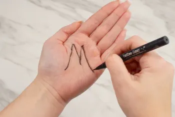 فقط افراد خارق العاده حرف M را روی دست خود دارند / معنای حرف M روی کف دست