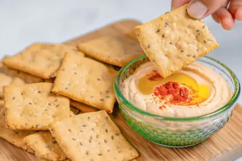 طرز تهیه کراکر نخود پروتئینی؛ میان وعده سالم و ترد