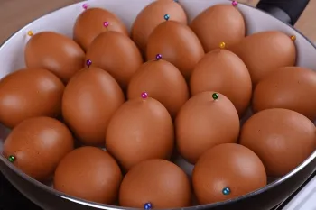 یک روش ساده برای پوست کندن تخم مرغ / ترفند پوست کندن تخم مرغ آبپز