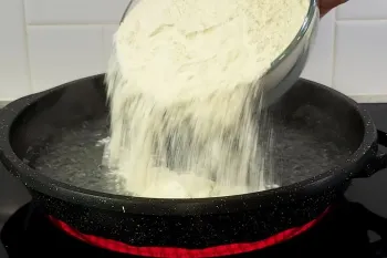 شام سریع و خوشمزه با آرد و آب جوش / دیگه فکر شام نباش!