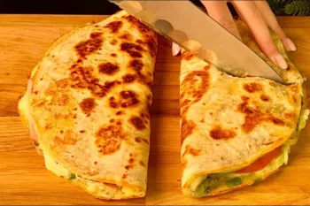 طرز تهیه پیتزا ساندویچی فقط با 1 تورتیلا! خوشمزه تر از پیتزا