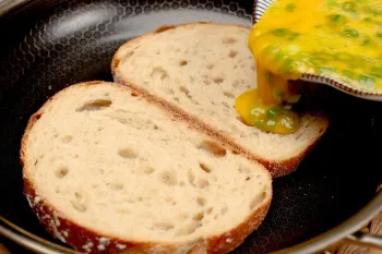 دستور پخت صبحانه رستورانی با نان تست و تخم مرغ