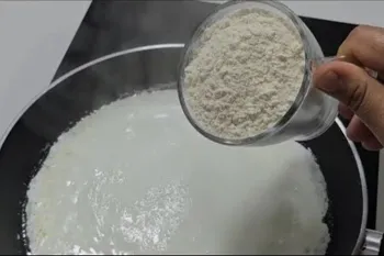 طرز تهیه شیرینی بامیه : با آرد و آب در خانه شیرینی خوشمزه درست کنید