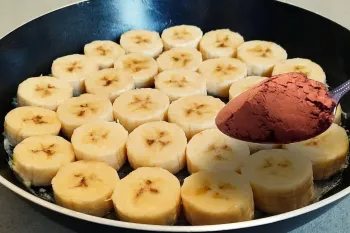 موز و پودر کاکائو را با هم مخلوط کنید / طرز تهیه کیک سریع و خوشمزه در ماهیتابه