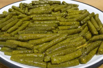 طرز تهیه دلمه برگ انگور ترکی / دستور پخت برگ های انگور شکم پر