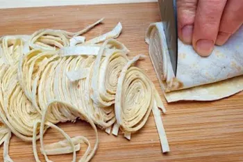 طرز تهیه پیتزا مخلوط آمریکایی بدون نیاز به خمیر پیتزا و فر