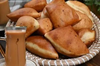 طرز تهیه چای خامه ای ادویه دار با نان سرخ شده ی نرم یمنی