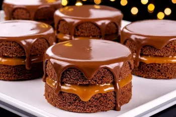 دستور پخت کیک شکلاتی با یک مرکز کارامل لذیذ