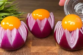 طرز تهیه تخم مرغ پیاز شکم پر رستورانی / ناهار سریع و خوشمزه