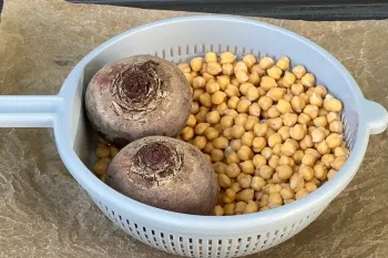 طرز تهیه اکسیر تصفیه کننده بدن با چغندر، هویج و نخود