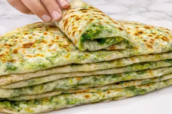 طرز تهیه نان پهن افغانی با سبزیجات نرم، سالم و کم روغن به سبک مزاری!