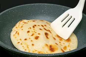 آموزش پخت نان تابه ای فوری در ۵ دقیقه؛ بدون فر و بدون نیاز به هیچ وسیله خاصی