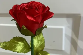 نحوه ساخت گل رز طبیعی با رویان برای سفره هفت سین