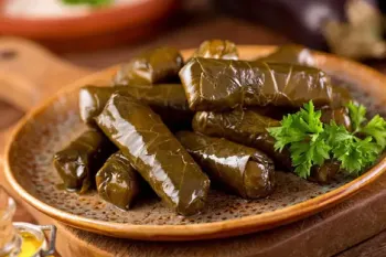 طرز تهیه دلمه برگ مو / آموزش ۲ روش پیچیدن دلمه برگ مو