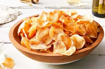 طرز تهیه چیپس ترد خونگی فقط با یه کاسه آب و یخ توی ده دقیقه