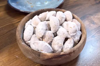طرز تهیه قطاب خونگی فوری؛ بدون فر و سه سوته یه شیرینی ترد و بازاری درست کن