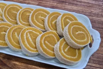 طرز تهیه حلوا زعفرانی رولی با تمام نکات | ترفند سه سوته برای پیچیدن حلوا رولی بدون ترک خوردن