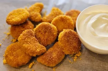 طرز تهیه ناگت مرغ پنیری خانگی؛ ترد، آبدار و بدون مواد نگهدارنده